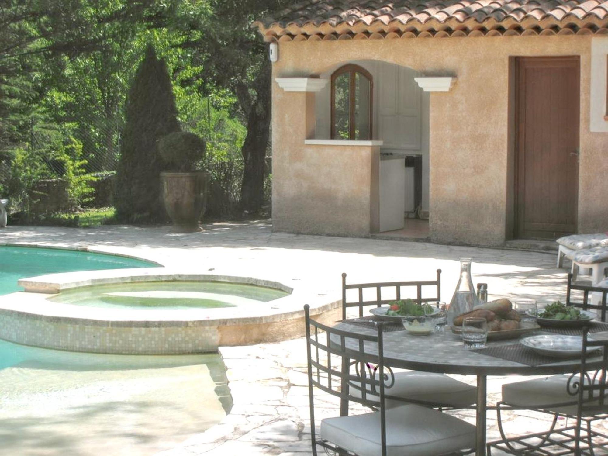 Villa Spacieuse Avec Piscine A Saint Maximin Exterior foto