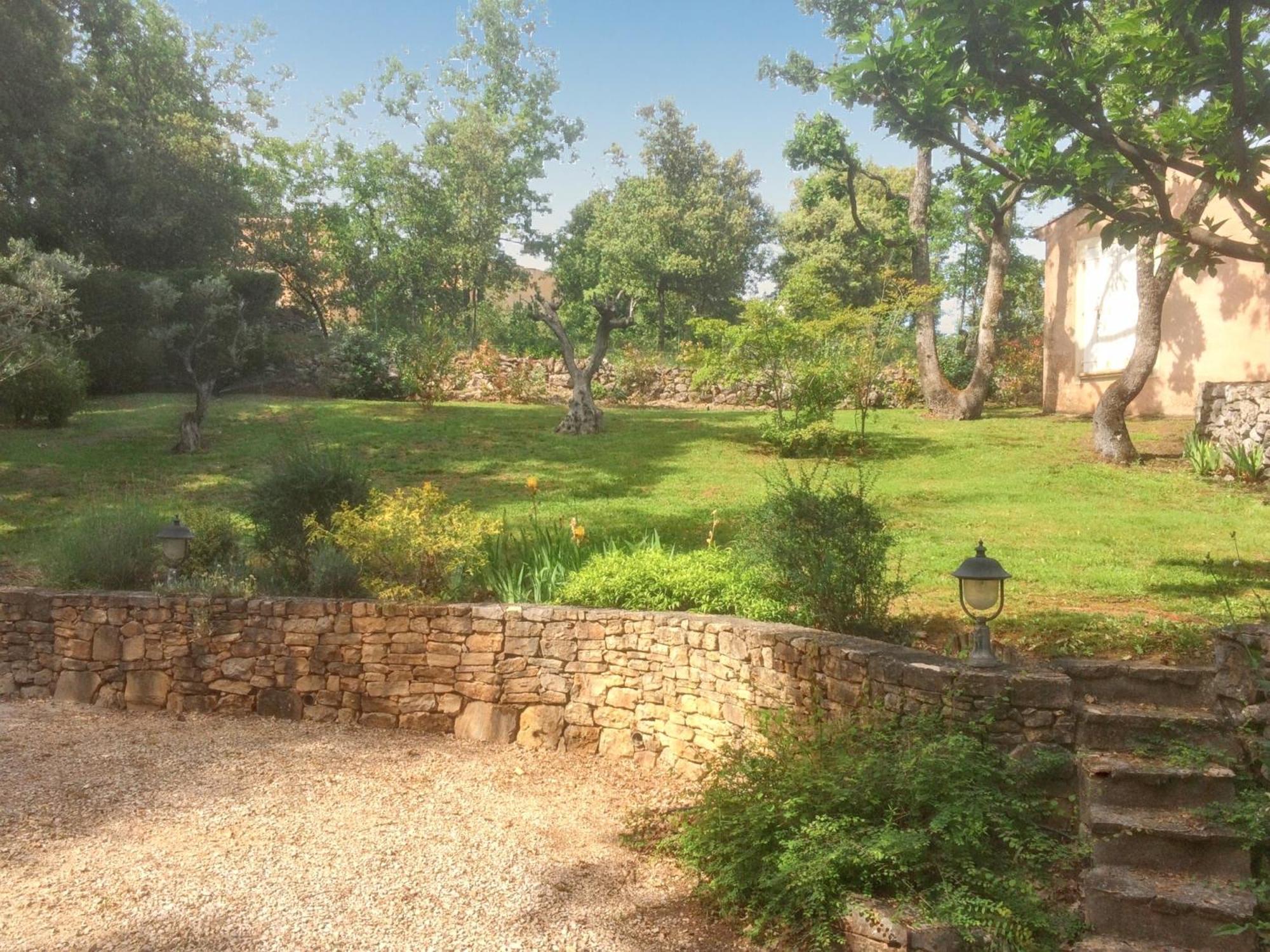 Villa Spacieuse Avec Piscine A Saint Maximin Exterior foto