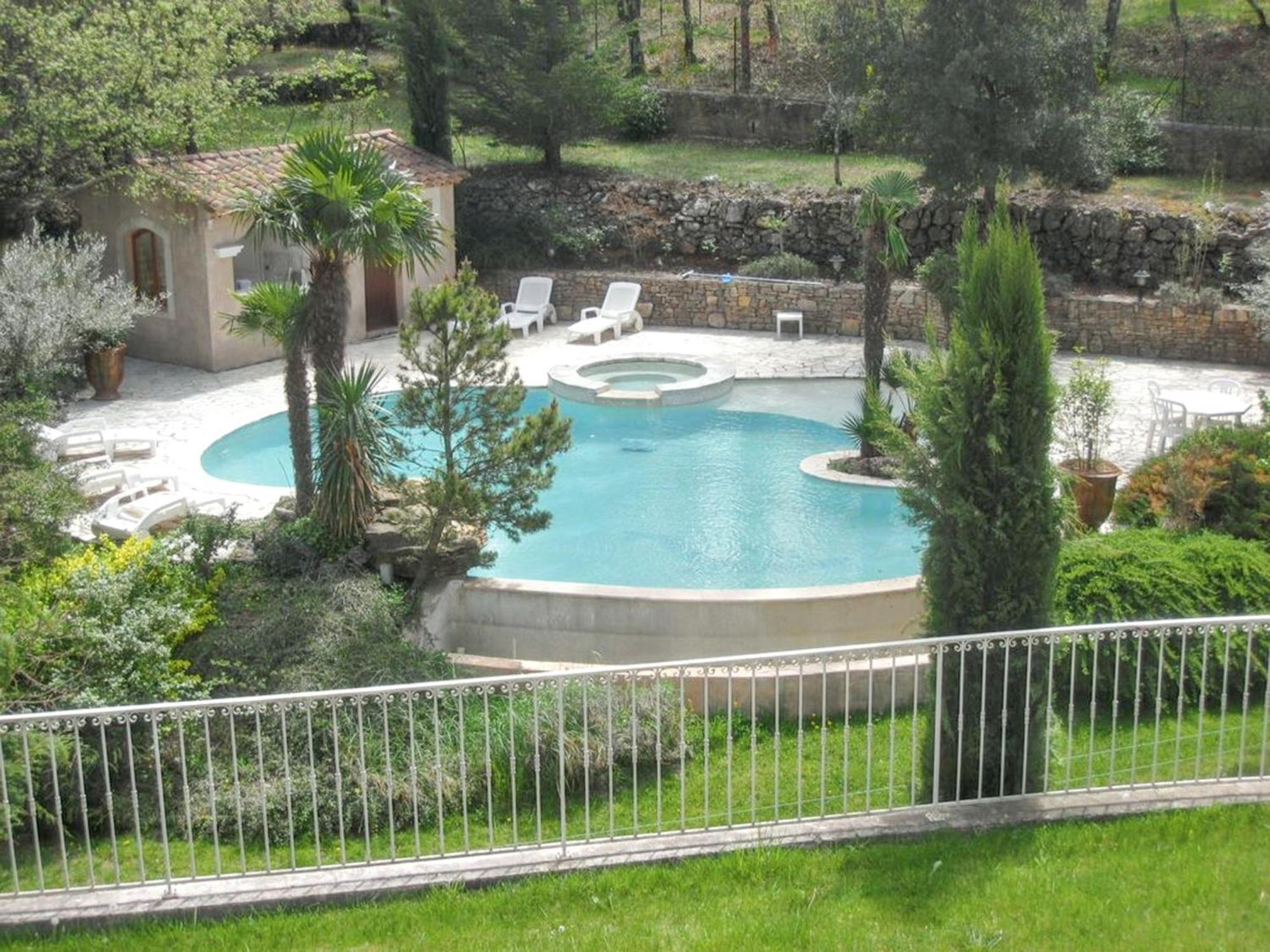 Villa Spacieuse Avec Piscine A Saint Maximin Exterior foto