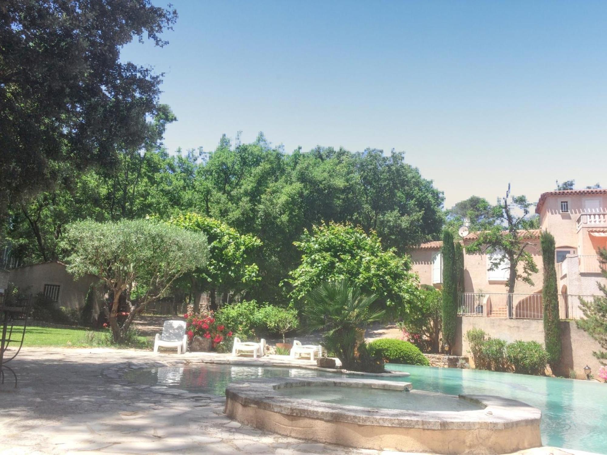 Villa Spacieuse Avec Piscine A Saint Maximin Exterior foto