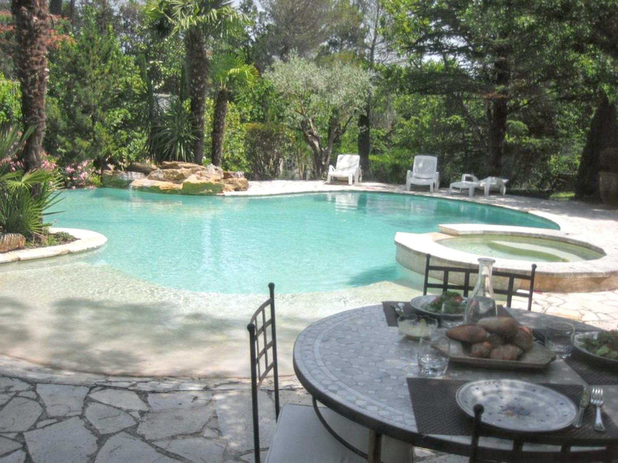 Villa Spacieuse Avec Piscine A Saint Maximin Exterior foto