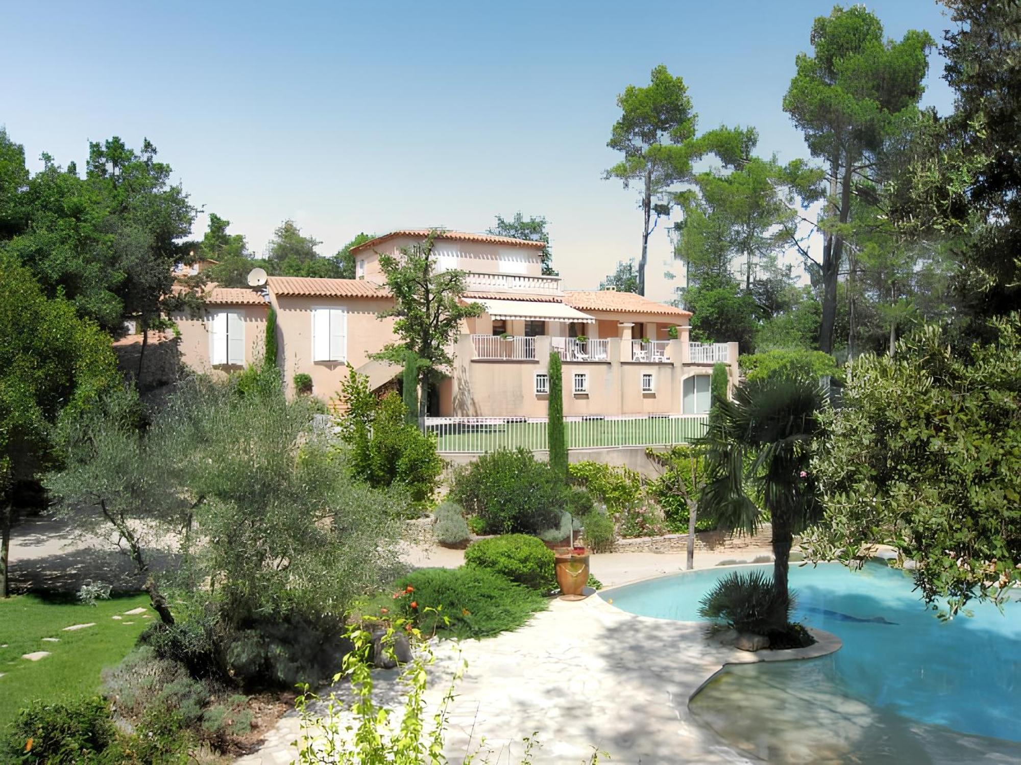 Villa Spacieuse Avec Piscine A Saint Maximin Exterior foto